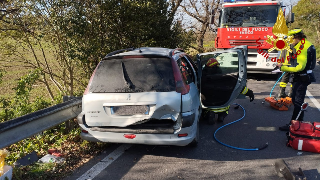 Frontale tra due auto, 4 feriti: un uomo grave in eliambulanza